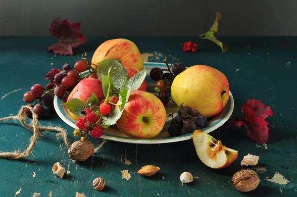 Frutos Frescos Uma Mesa — Fotografia de Stock