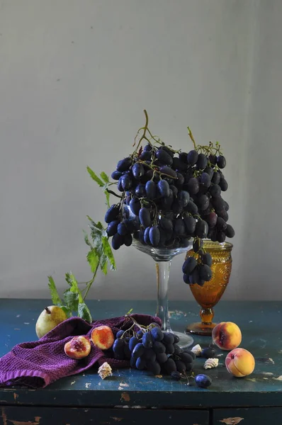 Stilleven Met Blauwe Druiven Perziken Andere Bessen — Stockfoto