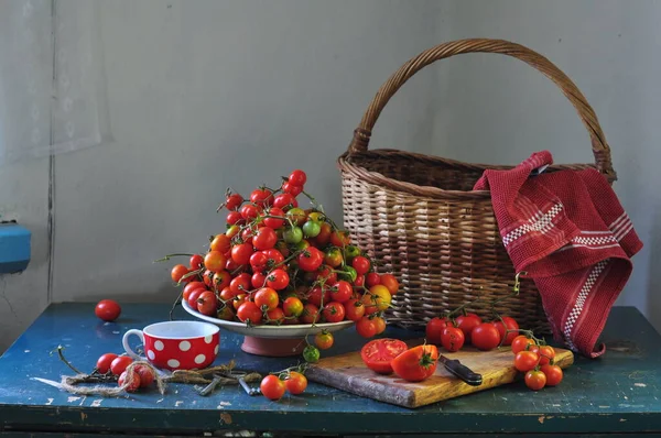 陈腐风格的木制桌子上放着成熟的红色西红柿的静谧生活 — 图库照片