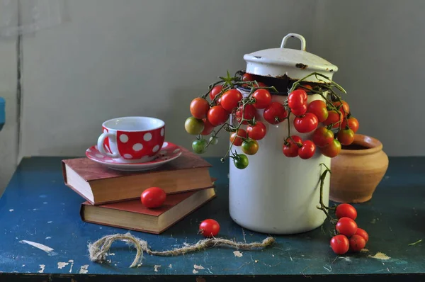 Stillleben Mit Kleinen Roten Tomaten Und Geschirr Und Büchern Auf — Stockfoto