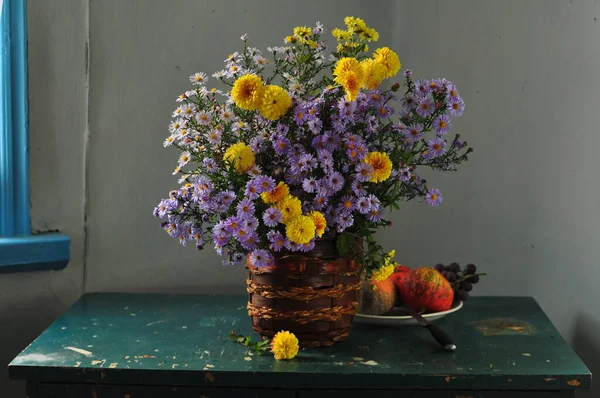 Schöner Strauß Mit Lila Blumen Einem Korb — Stockfoto