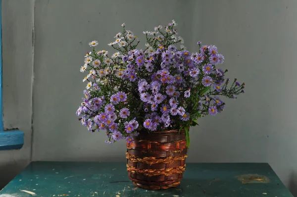 Schöner Blumenstrauß Einer Vase Auf Einem Hölzernen Hintergrund — Stockfoto