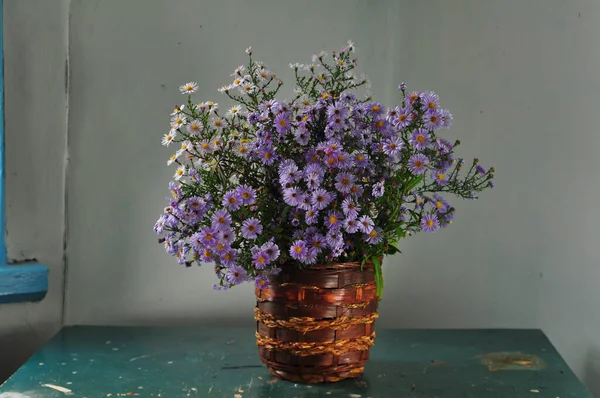 Schöner Strauß Mit Lila Blumen Einem Korb — Stockfoto