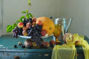 Masada olgun mavi üzümler ve diğer meyvelerle dolu bir hayat.
