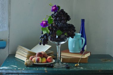 Masada olgun mavi üzümler ve diğer meyvelerle dolu bir hayat.