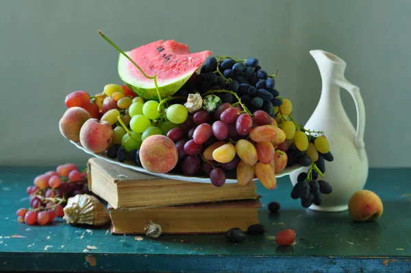Stilleven Met Rijpe Blauwe Druiven Andere Vruchten Een Bord Tafel — Stockfoto