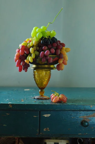 Stilleven Met Rijpe Blauwe Druiven Andere Vruchten Een Bord Tafel — Stockfoto