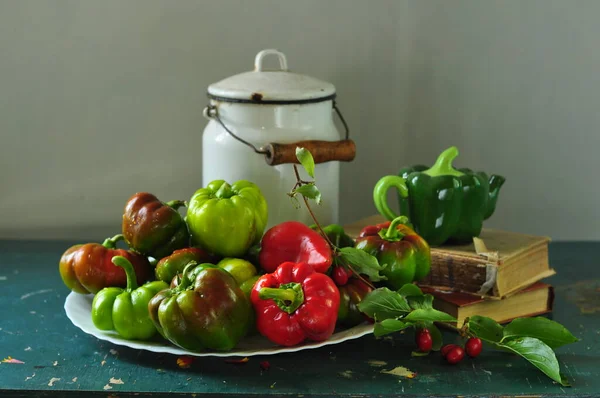 Still Life Bright Colorful Ripe Peppers Plate Table — Stock Photo, Image