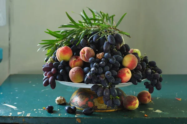 Still Life Ripe Blue Grapes Other Fruits Plate Table — Stock Photo, Image