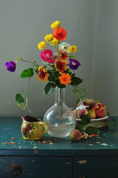 Cam Bir Vazoda Güzel Bir Buket Yaz Çiçeği — Stok fotoğraf