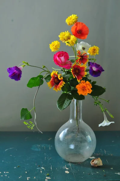 Cam Bir Vazoda Güzel Bir Buket Yaz Çiçeği — Stok fotoğraf