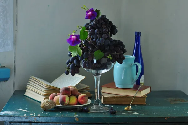 Masada Olgun Mavi Üzümler Diğer Meyvelerle Dolu Bir Hayat — Stok fotoğraf
