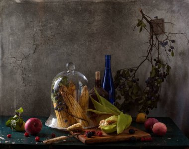 Ahşap bir arka planda şarap ve üzümle dolu bir hayat