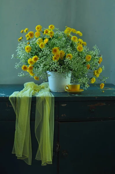 Tahta Bir Masadaki Vazoda Güzel Bir Buket Çiçek — Stok fotoğraf
