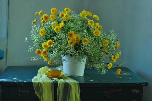 Schöne Blumen Auf Dem Tisch Sommerkonzept Nahsicht — Stockfoto