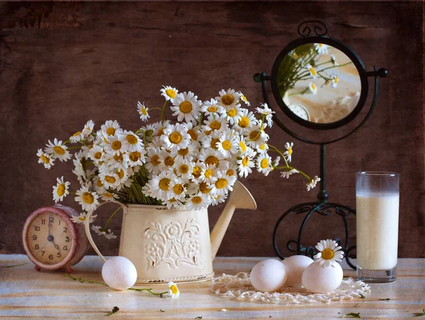 Beyaz Arka Planda Bir Fincan Çay Sürahi Çiçekler Durgun Hayat — Stok fotoğraf