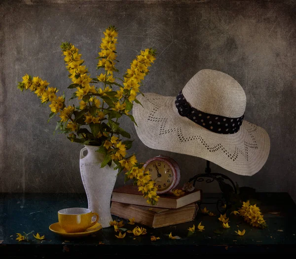 Hayat Çiçeklerle Şapkayla Dolu — Stok fotoğraf