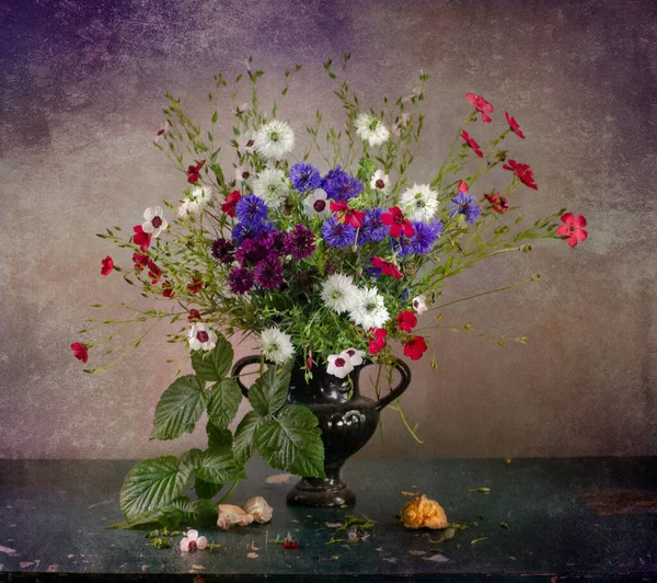 Çiçeklerle Dolu Sakin Bir Hayat Bir Buket Gül — Stok fotoğraf