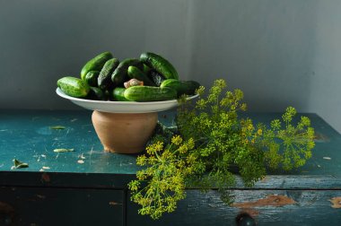 Köy tarzında taze yeşil sebzeler ve otlar. 