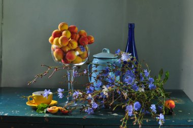 Bir demet üzüm ve bir buket meyve ile sakin bir hayat