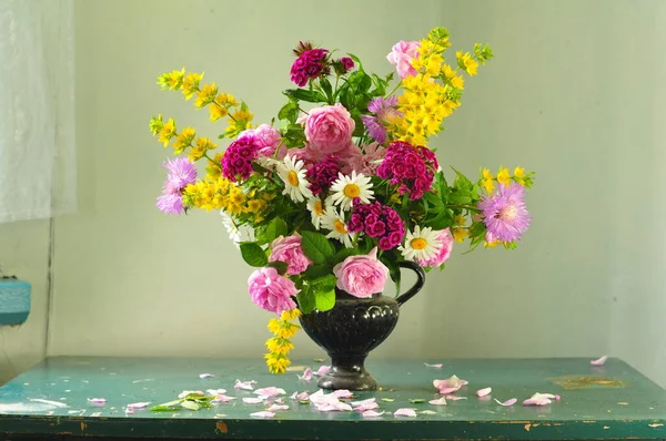 Schöner Blumenstrauß Einer Vase Auf Einem Hölzernen Hintergrund — Stockfoto