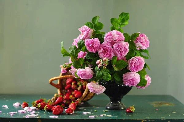 Schöner Strauß Frischer Sommerbeeren Und Blumen Einer Vase Auf Holzgrund — Stockfoto