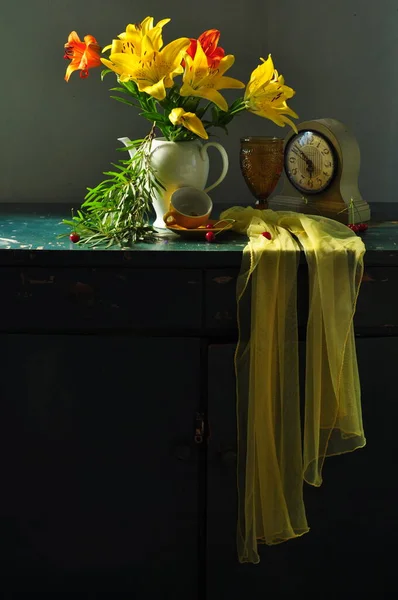 Çiçekler Mumlarla Dolu Tahta Bir Masada Hayat — Stok fotoğraf