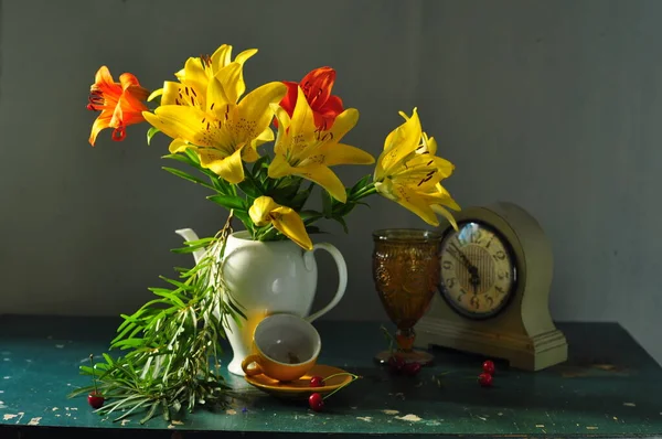 Schöner Blumenstrauß Und Eine Vase Mit Lilien — Stockfoto