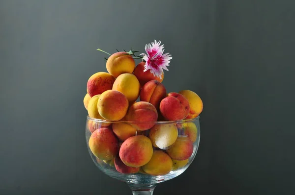 Pfirsich Und Pfirsiche Der Vase — Stockfoto