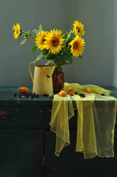 Schöner Strauß Gelber Und Roter Blumen Auf Einem Holzgrund — Stockfoto
