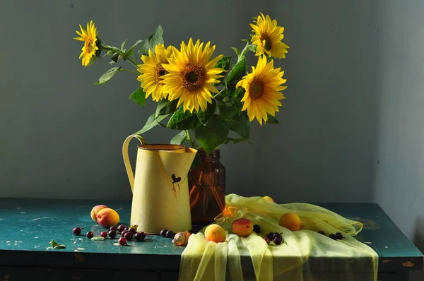 Ahşap Bir Masada Sarı Çiçeklerle Durgun Bir Hayat — Stok fotoğraf