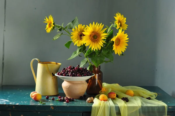Stillleben Mit Sonnenblumen Blumen Und Herbstblättern — Stockfoto