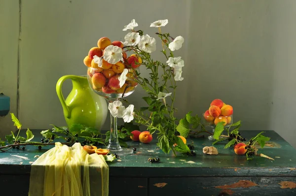 Tahta Bir Masadaki Vazoda Güzel Bir Buket Çiçek — Stok fotoğraf