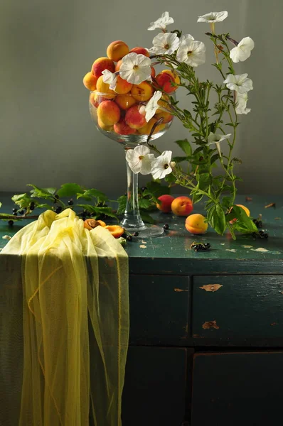 Schöner Strauß Von Blumen Und Früchten Auf Dunklem Hintergrund — Stockfoto