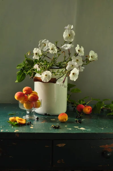 Nature Morte Avec Bouquet Fleurs Une Tasse Thé — Photo
