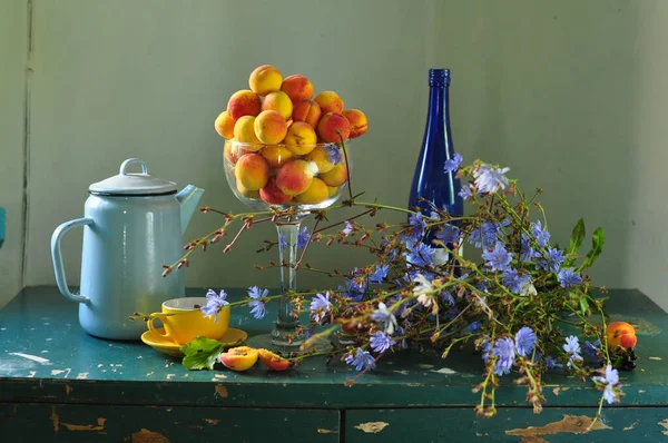 Stillleben Mit Reifen Früchten Äpfeln Und Blumen Auf Holzgrund — Stockfoto
