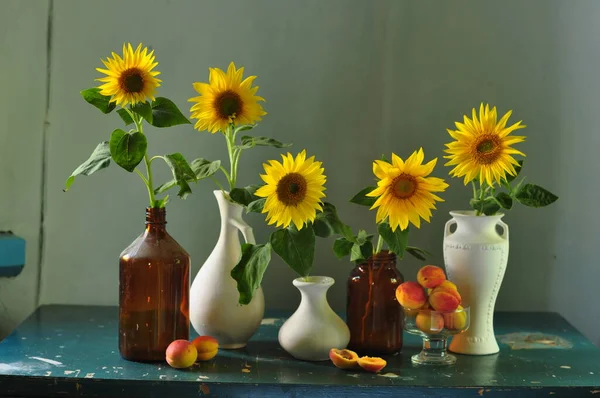 Stillleben Mit Sonnenblumen Und Blumen — Stockfoto