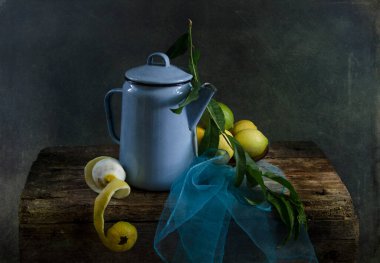 Bir fincan çay ve koyu bir arka planda bir sürahi limonla hayat