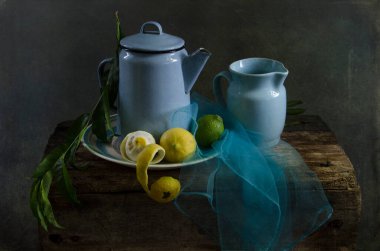 Bir fincan kahveyle tahta arka planda hayat.