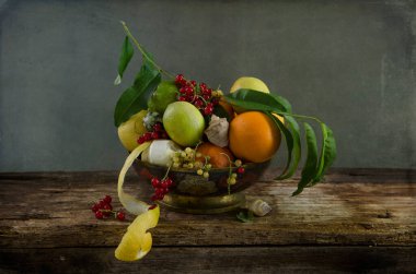 Karanlık bir ahşap arka planda meyve ve sebzelerle dolu bir hayat