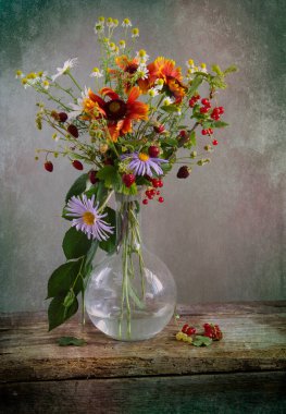 Masada taze sarı kır çiçekleri var..