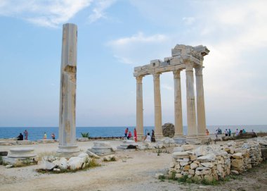 Yunan adasının eski tapınağı manzarası, Yunanistan