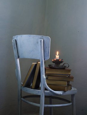 Koyu arkaplanda eski ahşap şamdan