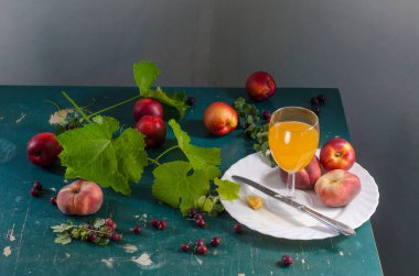 Beyaz arka planda bir tabak taze meyve..