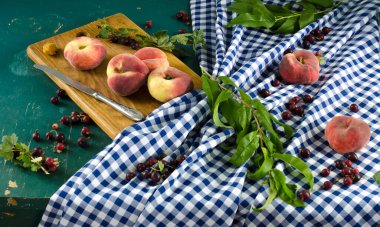 Olgun kırmızı elmaların ve yeşil elmanın eski ahşap bir tahtanın üzerindeki üst görüntüsü.
