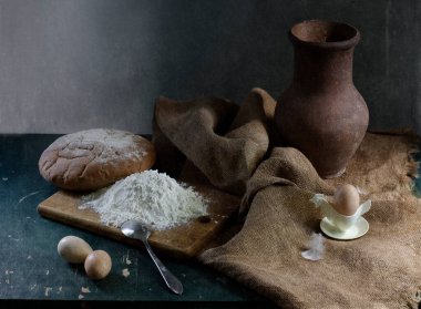 Ekmek ve un ahşap bir masa üzerinde