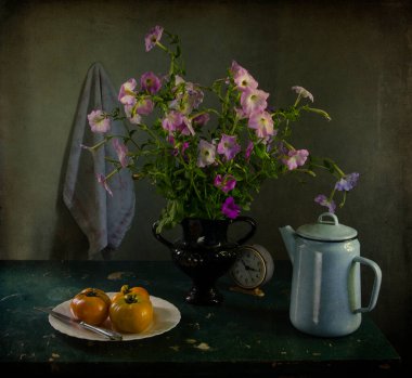 Bir buket çiçek ve bir avuç meyve ile durgun bir hayat