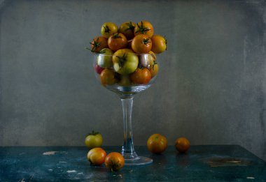 Ahşap arka planda olgun kırmızı ve siyah üzümlü bir hayat