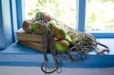 Hasır sepette taze yeşil ve beyaz muz.