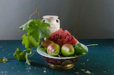 Taze kırmızı nar ve siyah armut.